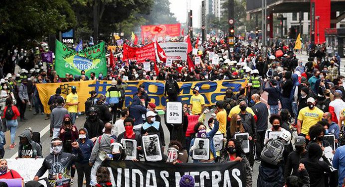 Brasileños toman las calles contra Jair Bolsonaro