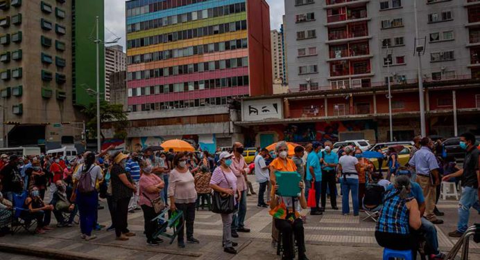 Castro exhorta a reajustar el plan de vacunación por fases