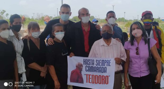 Emotivo acto de despedida al dirigente de izquierda Teodoro Guevara