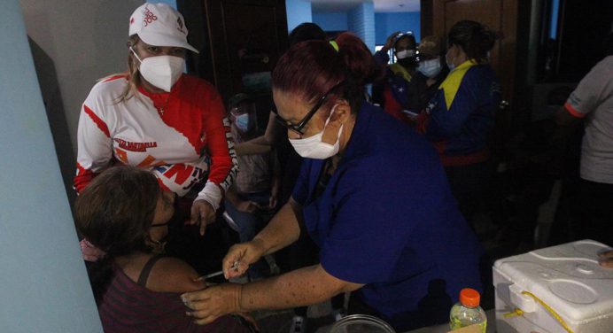 Inmunizan a 800 personas de la tercera edad en La Pica y La Cruz