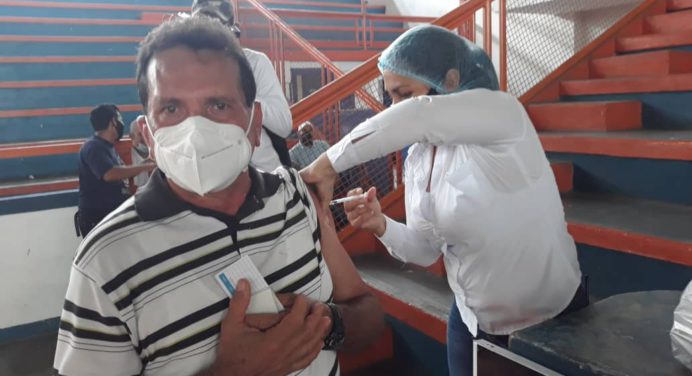 Más de 2 mil personas fueron vacunadas en el punto habilitado del polideportivo
