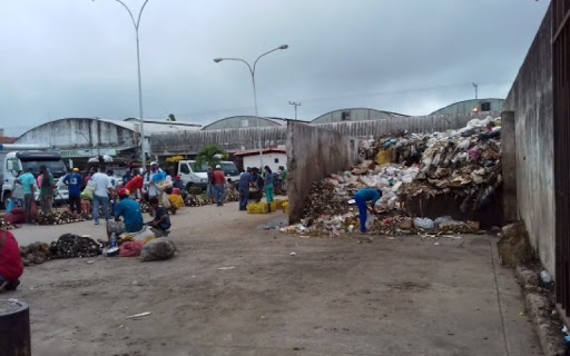 Más de un mes pasan sin recoger la basura en eel mercado de Los Bloques en Maturín