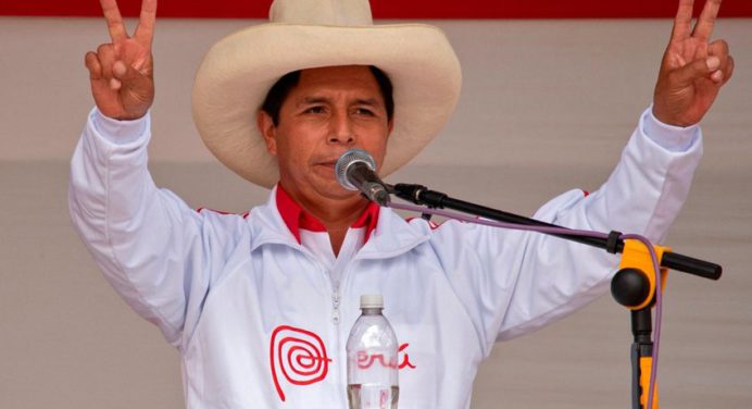 Pedro Castillo sigue adelante en elecciones de Perú con 99,99% actas procesadas