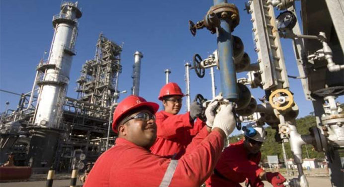 Trabajadores petroleros denuncian arremetida al contrato colectivo