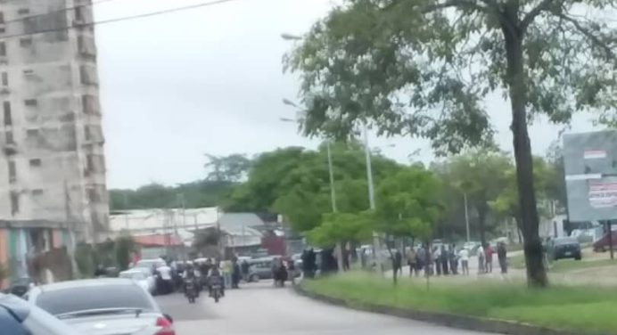 Choferes en Maturín esperan hasta una semana en cola para surtir gasolina