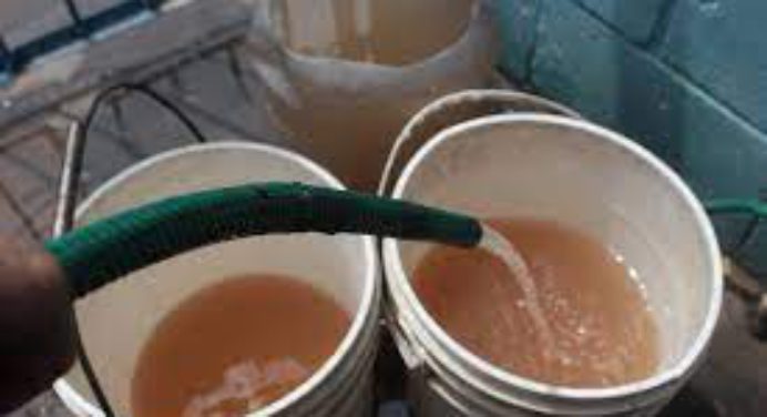 Tuberías de agua en el centro de Maturín lo que expulsan es charco