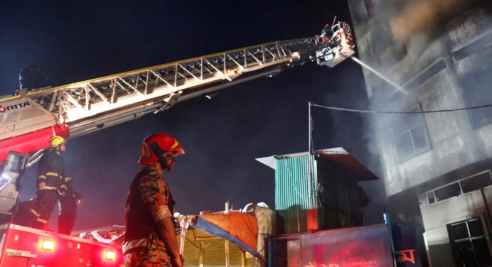 Al menos 49 muertos tras incendio en fábrica de Bangladesh