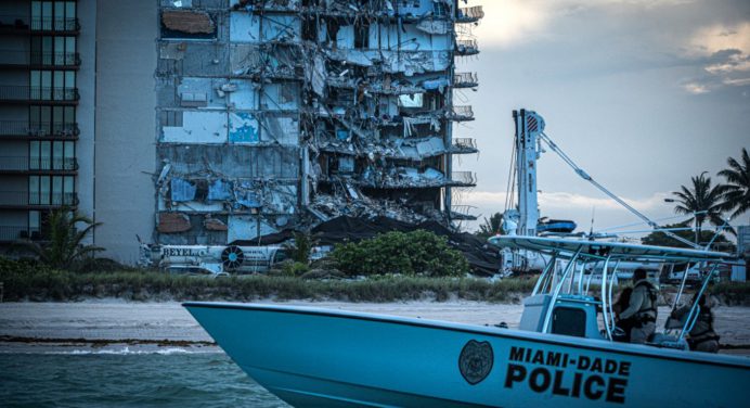 Aumentan a 28 los muertos tras derrumbe de edificio en Florida