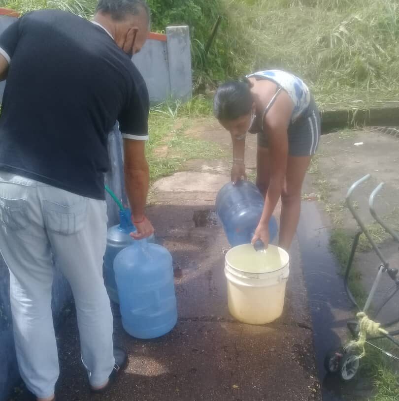 Vecinos deben ir hasta otras comunidades a buscar el agua.