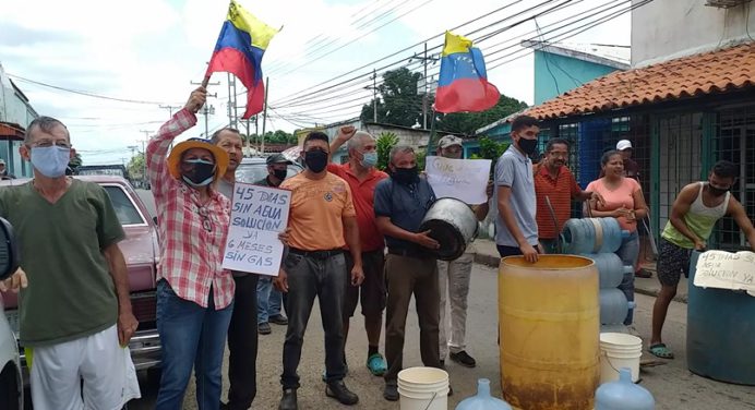 ¡Como camellos! Vecinos de la Azcúe protestaron por la escasez de agua