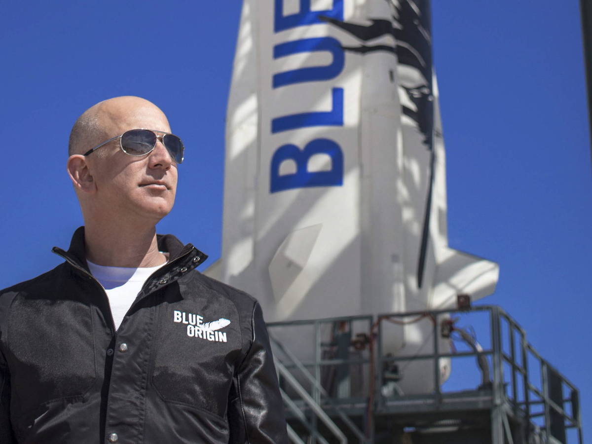 Jeff Bezos viaja al espacio en su propia compañía espacial