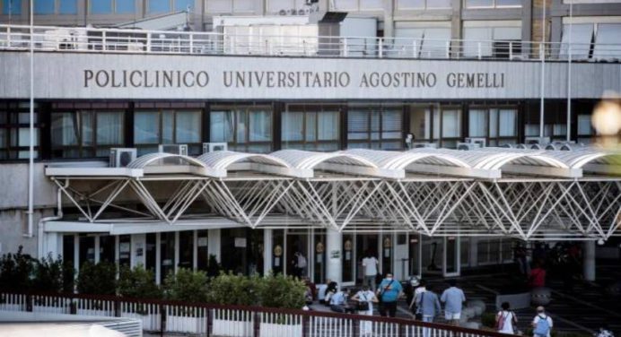 El Papa Francisco pasa su segunda noche en el hospital