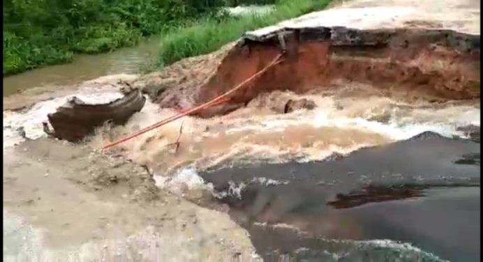 Autoridades inspeccionan daños por derrumbe en la vía al sur de Monagas