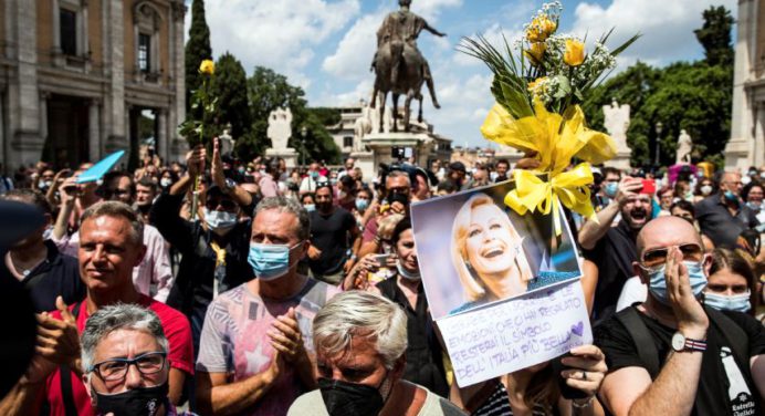 Italia despide con honores a su gran diva Raffaella Carrà