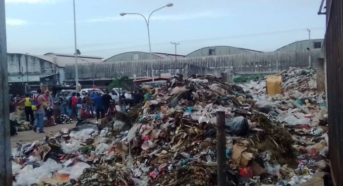 Mercado Los Bloques apesta por basura acumulada