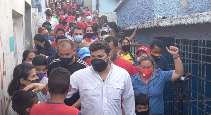 Precandidato Ernesto Luna recorre sectores de Maturín