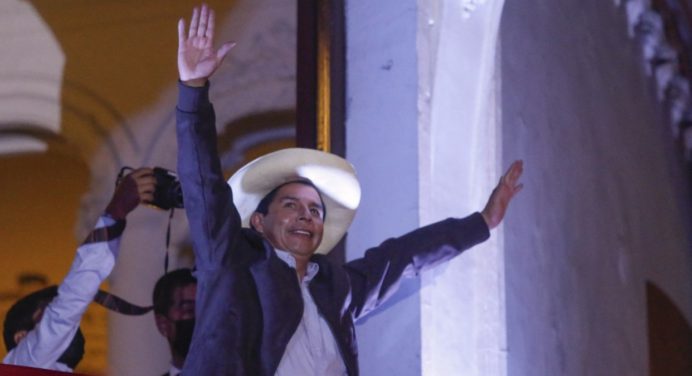 Proclaman a Pedro Castillo como presidente de Perú