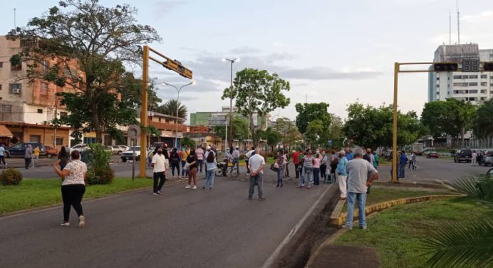 Protestan frente al Polideportivo para exigir segunda dosis de vacuna anticovid-19