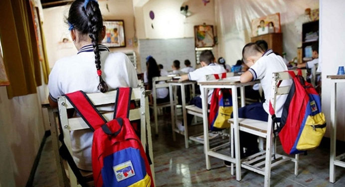 Retorno a clases depende de vacunación, bioseguridad y salarios