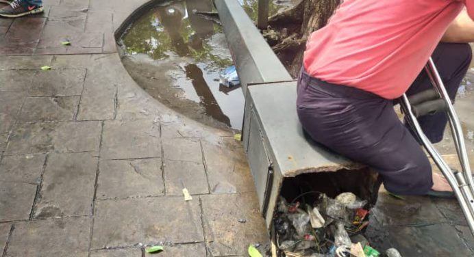 Se cayó poste frente a la plaza 7 de Maturín