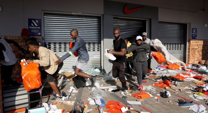 Suben a 212 los muertos por los disturbios y saqueos en Sudáfrica