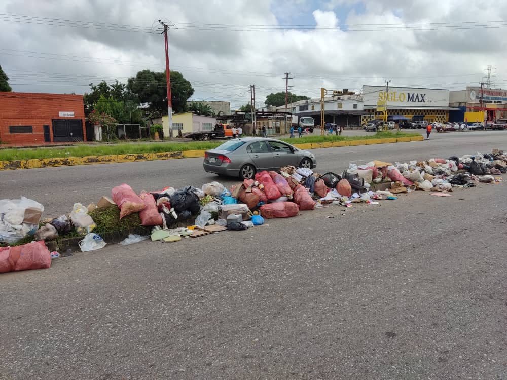 La basura se encuentra en la avenida Bella Vista en la entrada del sector Las Cayenas