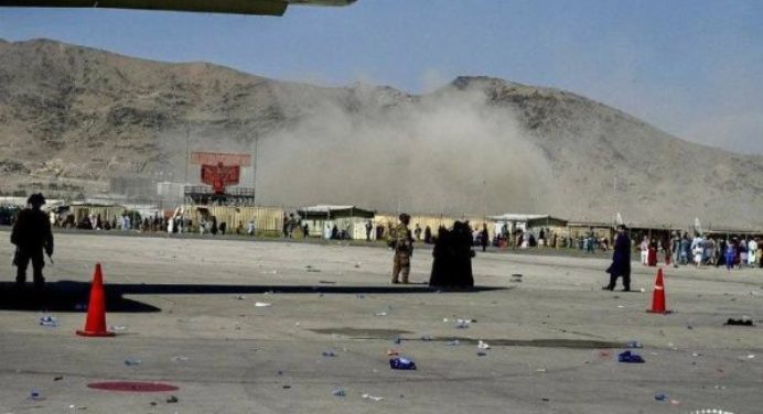 Aumentan a 170 los muertos en el atentado en el aeropuerto de Kabul