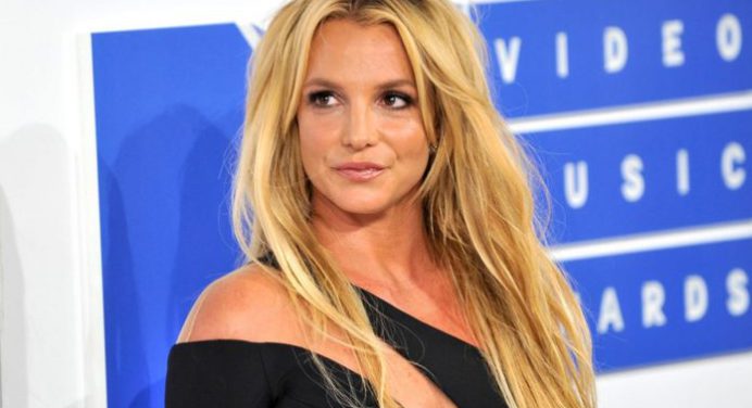 Britney Spears celebró su libertad en topless