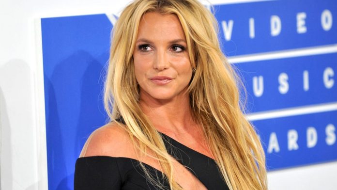 Britney Spears celebró su libertad en topless