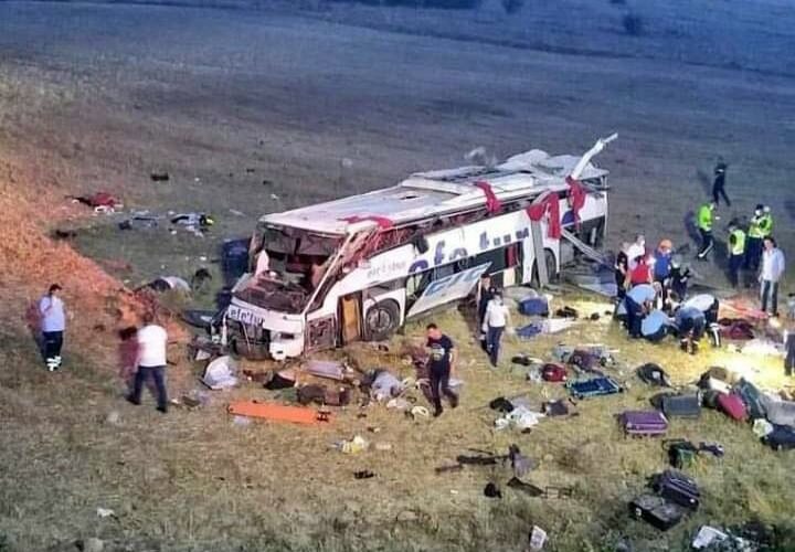 catorce muertos y dieciocho heridos al volcar un autobus en turquia laverdaddemonagas.com e8s0bfhwqaams5k 720x500 1