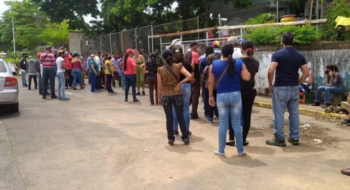 En la UE Adriana Rengel de Sequera de Los Godos tienen dos horas en cola esperando votar