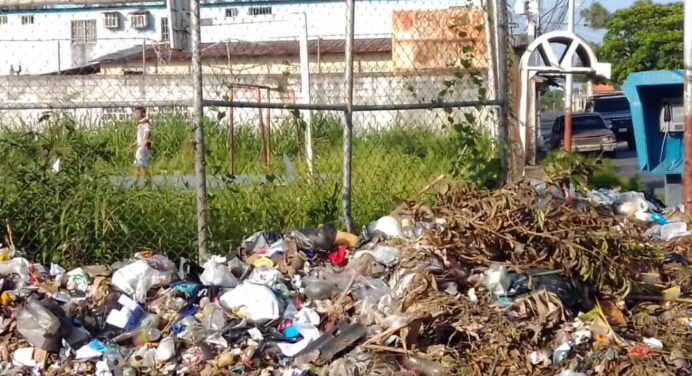 Entre monte y basura así hacen deporte en la cancha de Las Cocuizas