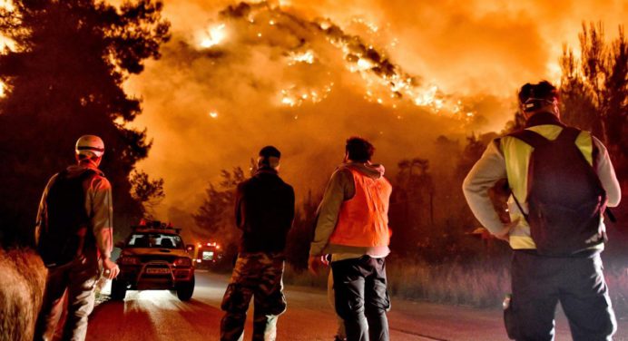 Evacúan tres suburbios de Atenas por un fuerte incendio