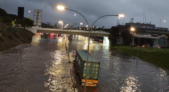 Fuertes lluvias inundaron vías de Caracas