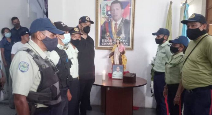 Funcionarios de Polimaturín rinden homenaje al comisario Néstor González