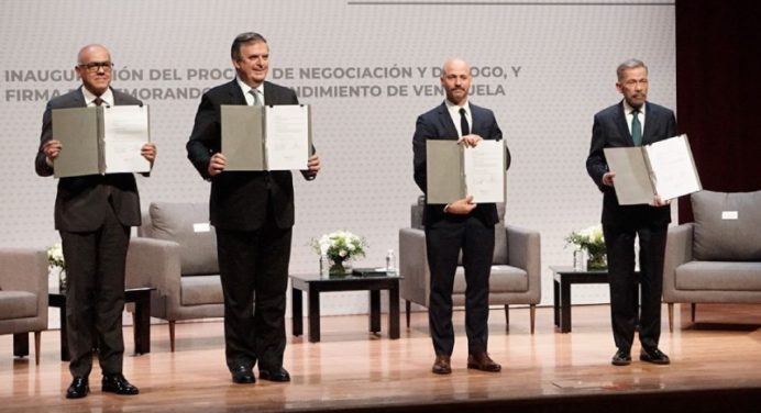 Gobierno y oposición firman memorando de entendimiento en México