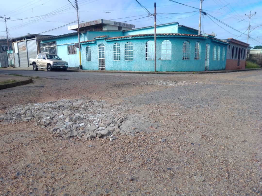 Escombros en vez de asfalto utilizan para tapar los huecos en calles de Maturín
