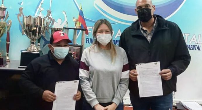 Libertador FC apoya recuperación del césped del Monumental