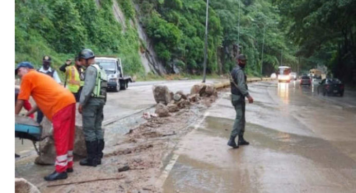 Lluvias causan deslizamientos de rocas en autopista Valencia-Puerto Cabello