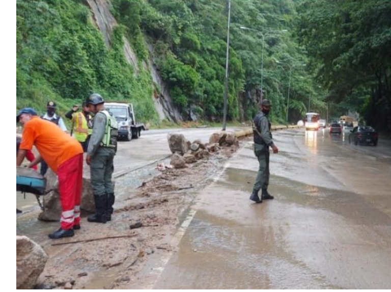 lluvias causan deslizamientos de rocas en autopista valencia puerto cabello laverdaddemonagas.com jjj