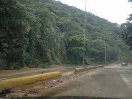lluvias causan deslizamientos de rocas en en autopista valencia puerto cabello laverdaddemonagas.com puerto cabello