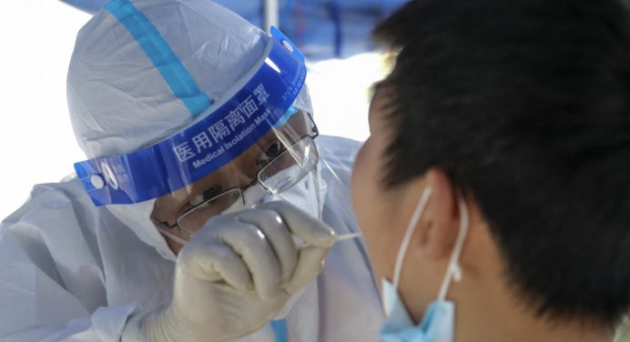 Millones de confinados en China para luchar contra variante delta del coronavirus