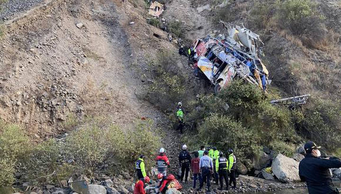 Mueren 17 pasajeros en un bus que cayó a un barranco en Perú