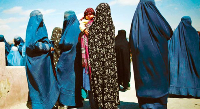 Mujeres afganas reciben apoyo a través de un manifiesto