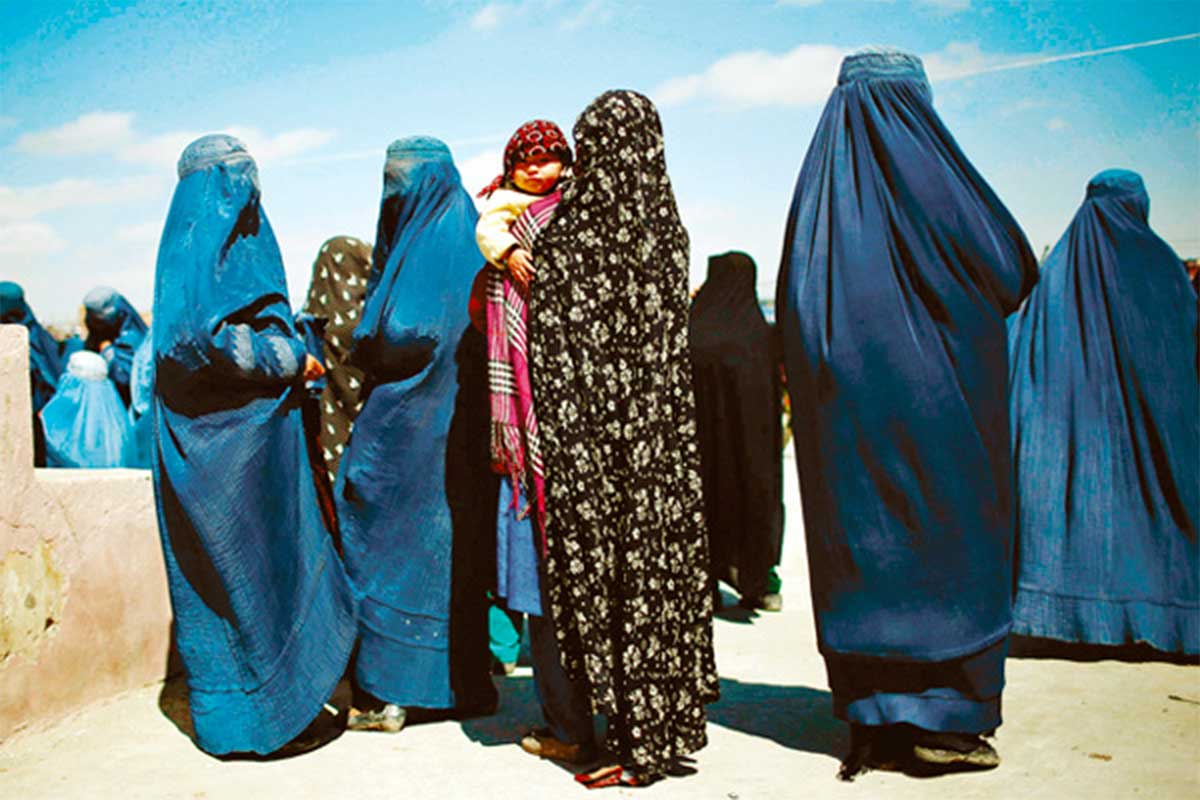 Mujeres afganas reciben apoyo a través de un manifiesto