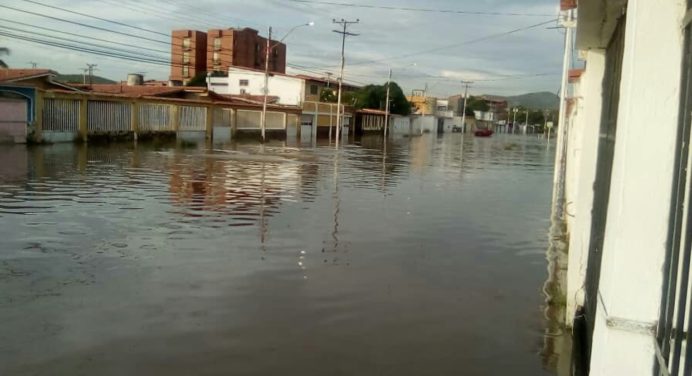 Río Neverí se desbordó dejando anegadas las calles de Barcelona