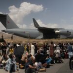 Miles de personas se congregan para intentar salir de Afganistán