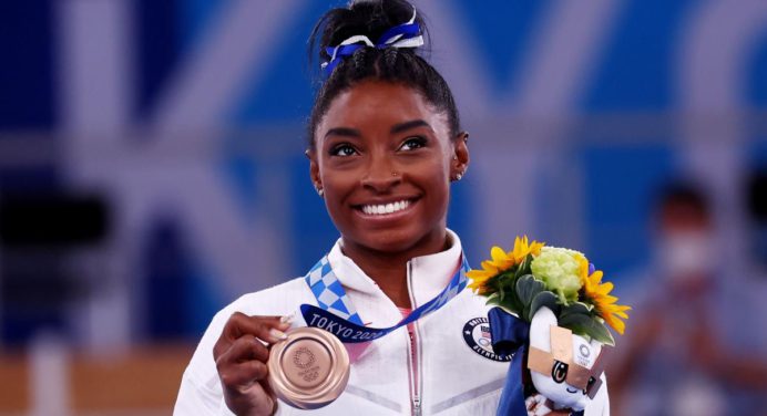 Simone Biles ganó bronce en la final de barra de equilibrio