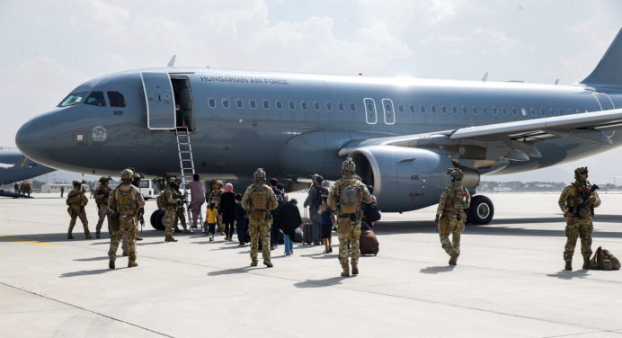 Talibanes culparon a EEUU de las muertes civiles en el aeropuerto de Kabul