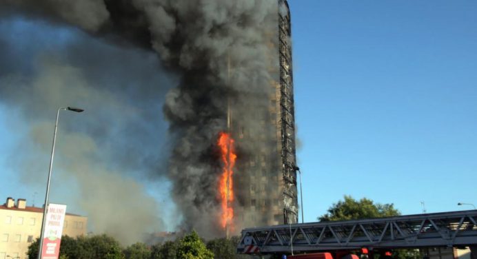 Incendio acabó con un edificio de 20 pisos en Milán (+Video)